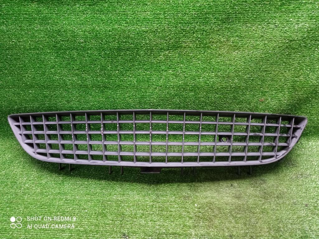 заглушка (решетка) в бампер Opel Astra GTC H рестайлинг (2006—2014) 2011, 1.6i Z16XER, 13225758 - фото №1