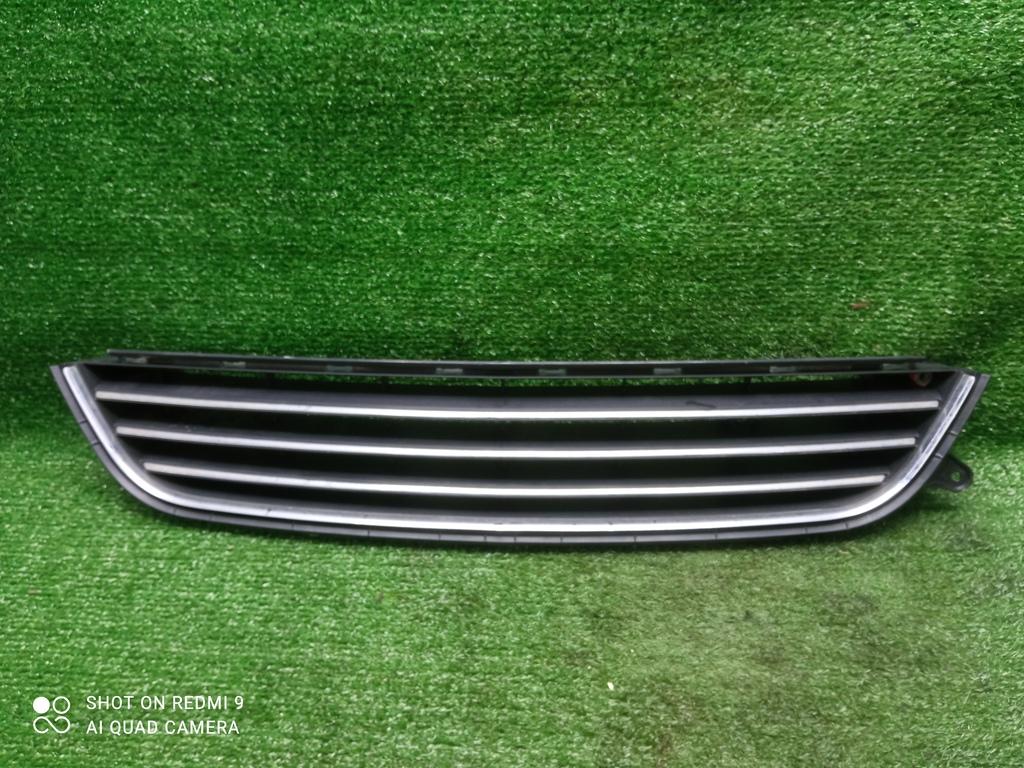 заглушка (решетка) в бампер Opel Zafira B рестайлинг (2008—2014) 2012, 1.6i Z16XER, 13247306 - фото №1