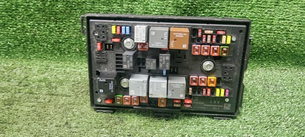 блок предохранителей Opel Astra J рестайлинг (2012—2018) 2013, 1.6i A16XER, 13368639 - фото №1