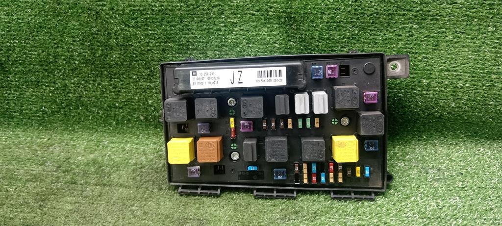 блок предохранителей Opel Astra H рестайлинг (2006—2014) 2008, 1.4i Z14XEP, 13250231 - фото №1