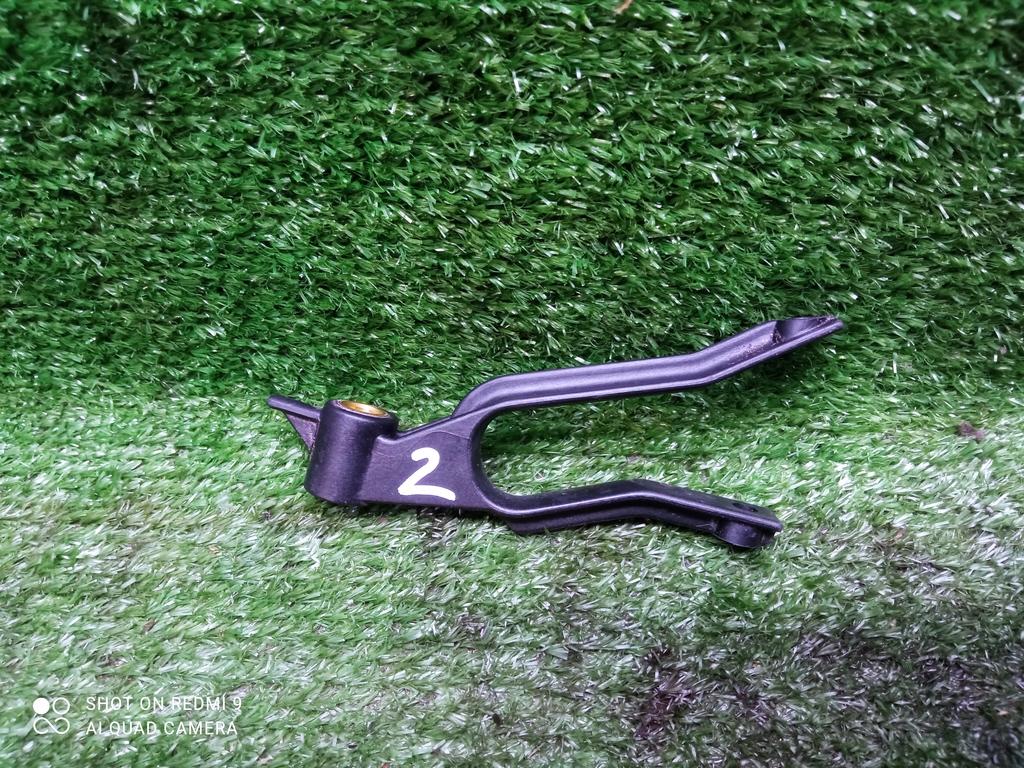 кронштейн радиатора Opel Astra H рестайлинг (2006—2014) 2011, 1.6i Z16XER, 13162131 - фото №1