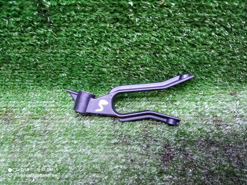 кронштейн радиатора Opel Astra H рестайлинг (2006—2014) 2011, 1.6i Z16XER, 13162131 - фото №1