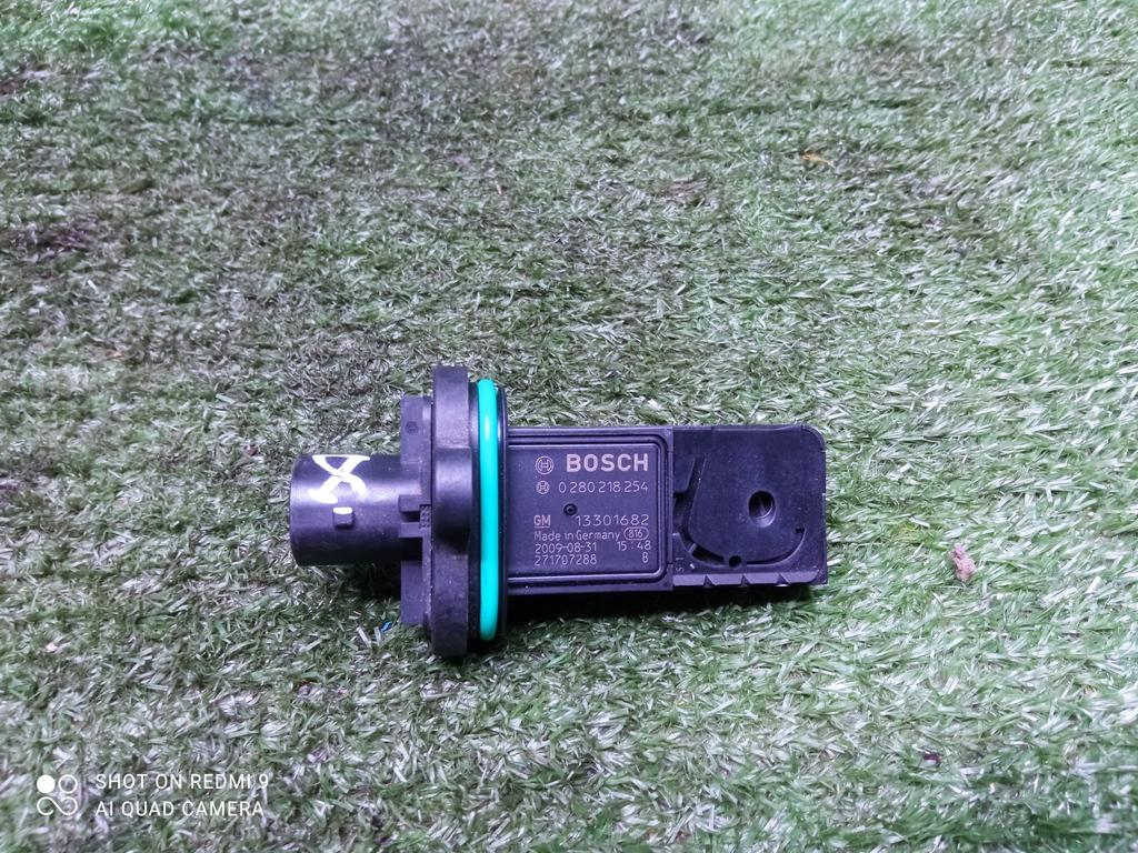 расходомер воздуха Opel Astra J рестайлинг (2012—2018) 2013, 1.6i A16XER, 13301682 - фото №1