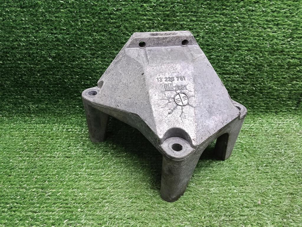 кронштейн двигателя Opel Astra H рестайлинг (2006—2014) 2010, 1.4i Z14XEP, 13226751 - фото №1