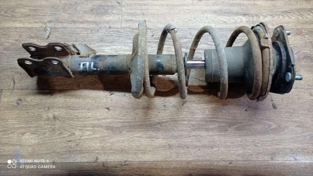 стойка передняя левая Toyota Carina T170 1991, 1.6 л., бензин, МКПП, седан - фото №1