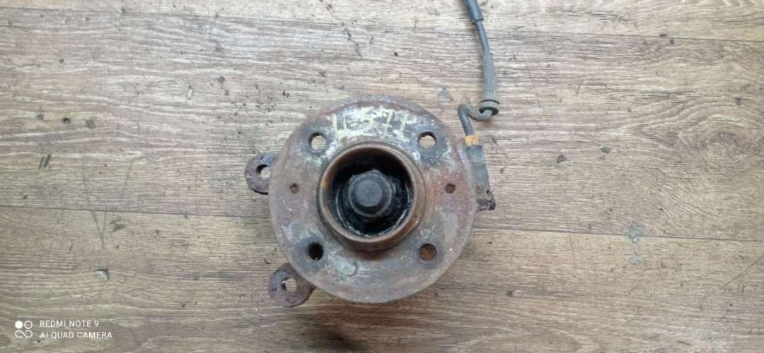 ступица задняя левая Renault Laguna 1 поколение 1996, 1.8 л., бензин, МКПП, хетчбэк 5 дв. - фото №1