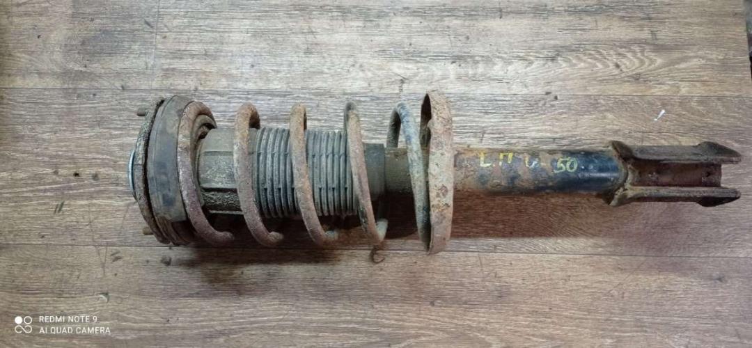 стойка передняя левая Opel Corsa A 1992, 1.2 л., бензин, МКПП, хетчбэк 5 дв. - фото №1