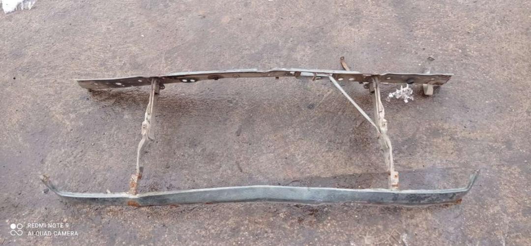 передняя панель крепления облицовки (телевизор) Audi 100 C3 1984, 2.1 л., бензин, МКПП, универсал - фото №1