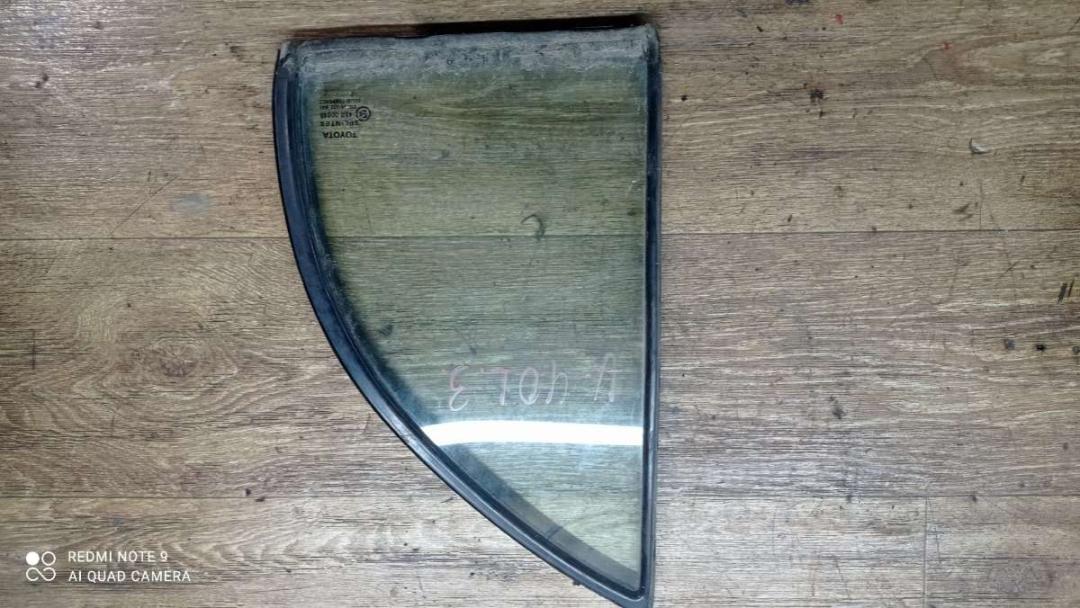 стекло кузовное боковое левое Toyota Carina T190 1995, 1.6 л., бензин, МКПП, седан - фото №1