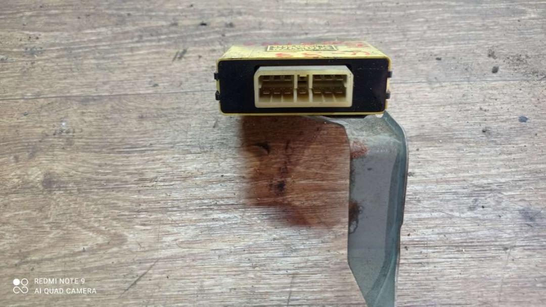 блок управления центральным замком Toyota Carina T170 1991, 1.6 л., бензин, МКПП, седан - фото №1