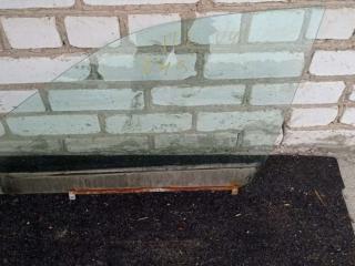 стекло двери передней левой Suzuki Baleno 1 поколение 1999, 1.3 л., бензин, МКПП, седан