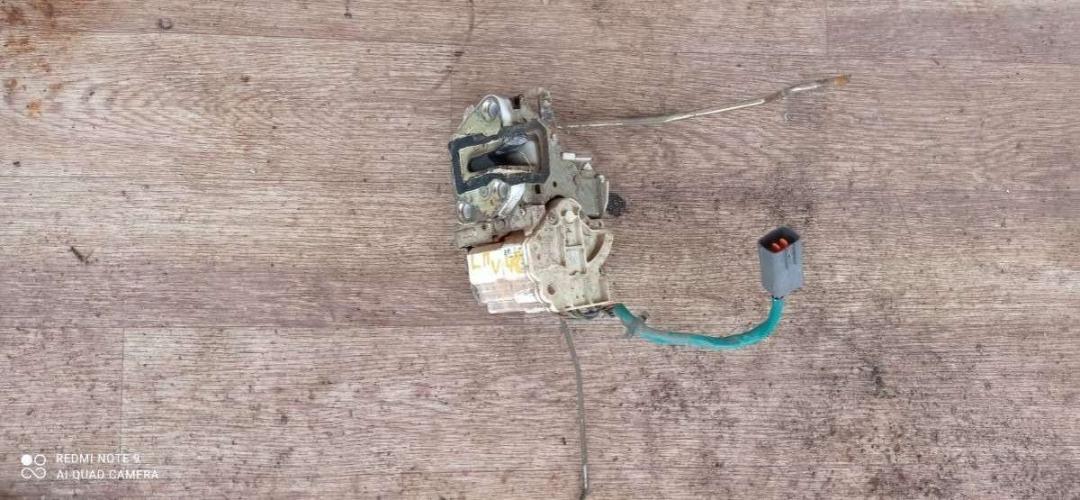 замок двери передней левой Mazda 626 GE 1996, 2.0 л., бензин, МКПП, седан - фото №1