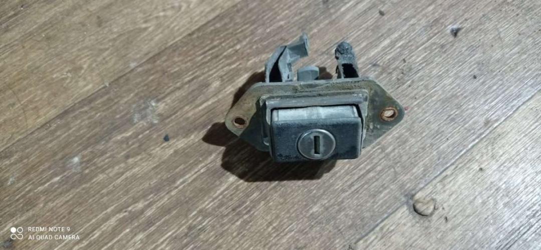 кнопка открытия багажника Opel Corsa A 1992, 1.2 л., бензин, МКПП, хетчбэк 5 дв. - фото №1