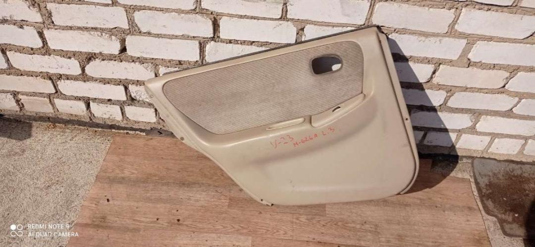 обшивка двери задняя левая Mazda 626 GF 1998, 2.0 л., бензин, МКПП, седан - фото №1