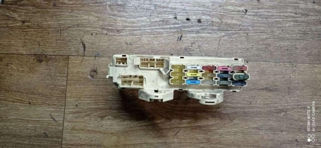 блок предохранителей Mazda 626 GE 1996, 2.0 л., бензин, МКПП, седан - фото №1