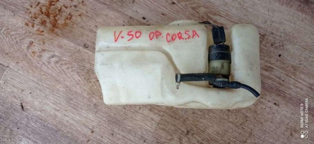 бачок омывателя Opel Corsa A 1992, 1.2 л., бензин, МКПП, хетчбэк 5 дв. - фото №1