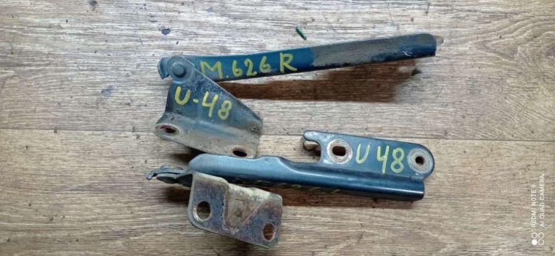 петля капота Mazda 626 GE 1996, 2.0 л., бензин, МКПП, седан - фото №1