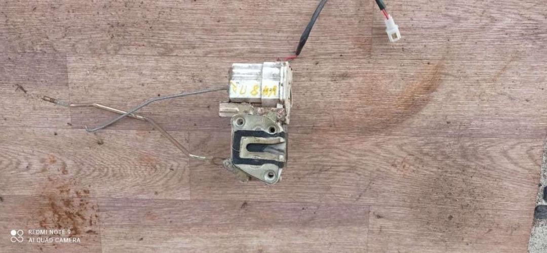 замок двери передней правой Mazda 626 GE 1996, 2.0 л., бензин, МКПП, седан - фото №1