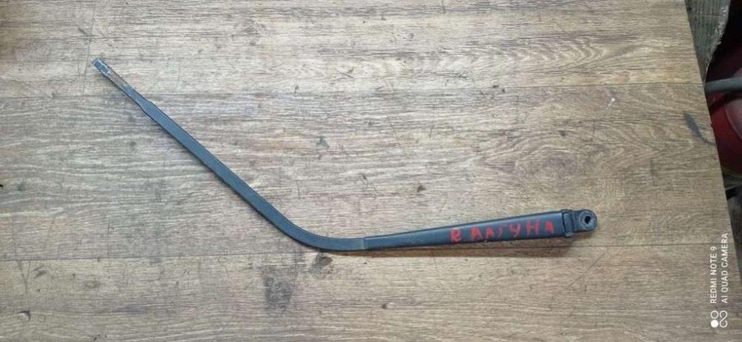 щеткодержатель задний Renault Laguna 1 поколение 1996, 1.8 л., бензин, МКПП, хетчбэк 5 дв. - фото №1