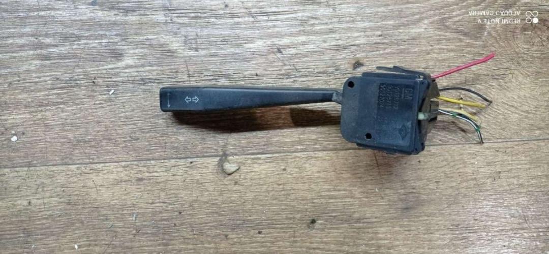 переключатель поворотов Opel Corsa A 1992, 1.2 л., бензин, МКПП, хетчбэк 5 дв. - фото №1