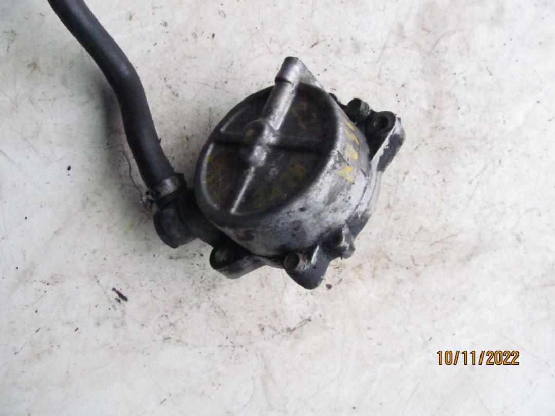 насос вакуумный Nissan Almera Tino V10 2001, 2.2 л., дизель - фото №1