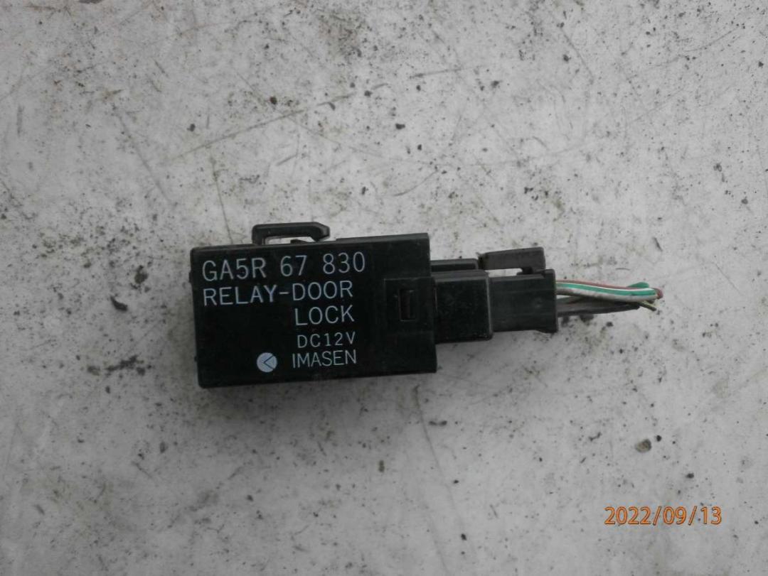 блок предохранителей Mazda 626 GE 1996, 2.0 л., дизель, МКПП, седан, GA5R67830 - фото №1