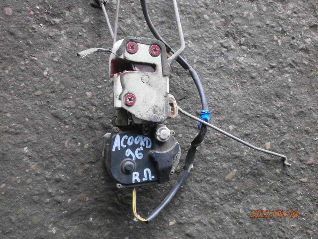 замок двери передней правой Honda Accord 5 поколение 1994, 2.0 л., бензин, МКПП, седан - фото №1