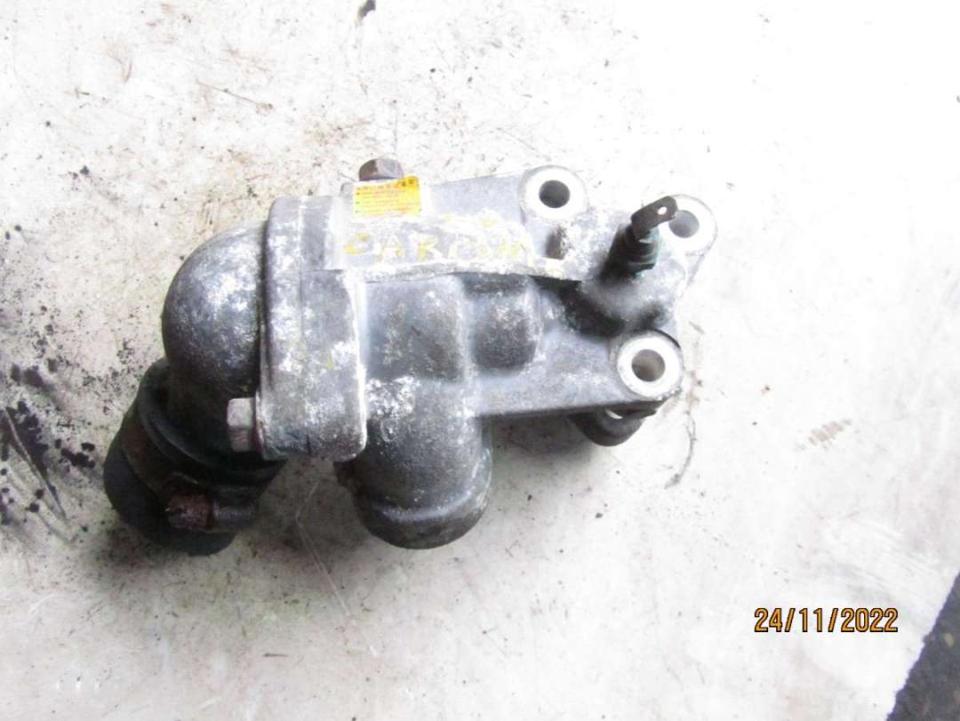 корпус термостата Mitsubishi Carisma 1 поколение 1996, 1.8 л., бензин, АКПП - фото №1