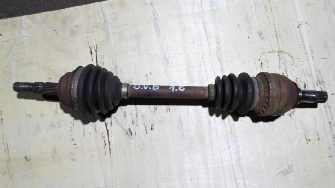 полуось передняя левая (приводной вал, ШРУС) Opel Vectra B 1998, 1.6 л., бензин, МКПП, седан - фото №1