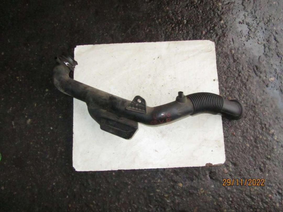 патрубок воздушного фильтра Opel Vectra B 1998, 1.6 л., бензин, МКПП, седан - фото №1