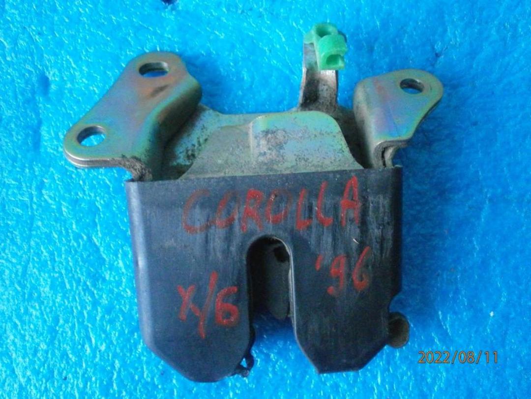 замок багажника Toyota Corolla 7 поколение (E100) 1996, 1.3 л., бензин, МКПП, хетчбэк 5 дв. - фото №1