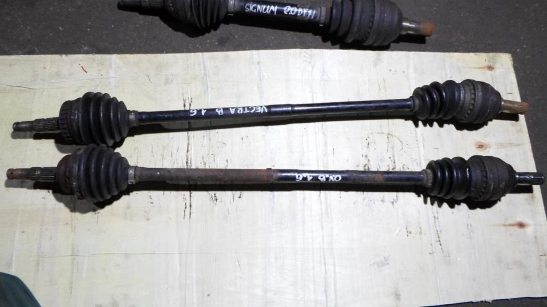 полуось передняя правая (приводной вал, ШРУС) Opel Vectra B 1998, 1.6 л., бензин, МКПП, седан - фото №1