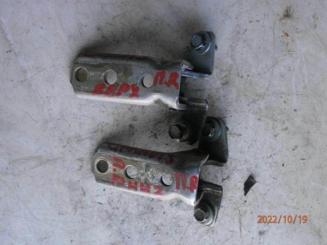 петля двери Mitsubishi Grandis 1 поколение 2006, 2.4 л., бензин, МКПП, минивэн - фото №1