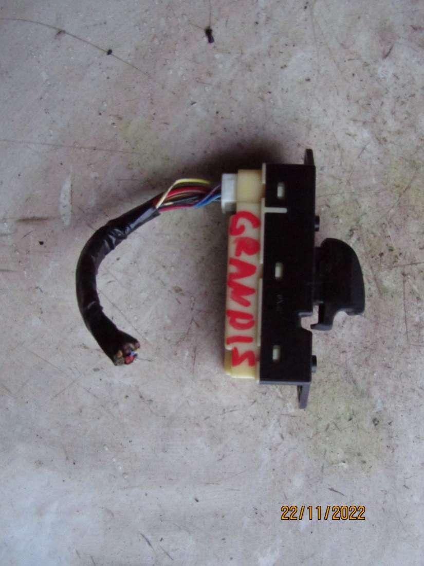 кнопка стеклоподъемника заднего правого Mitsubishi Grandis 1 поколение 2006, 2.4 л., бензин, минивэн - фото №1