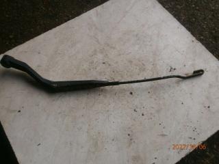 щеткодержатель (поводок стеклоочистителя, дворник) Nissan Primera P10 1994, 1.6 л., бензин, МКПП, седан