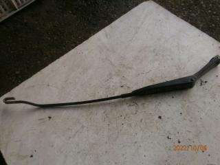 щеткодержатель (поводок стеклоочистителя, дворник) Nissan Primera P10 1994, 1.6 л., бензин, МКПП, седан