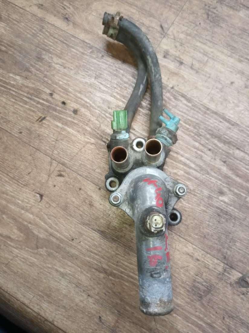 корпус термостата Toyota Carina T190 1995, 1.6 л., бензин, МКПП, седан - фото №1