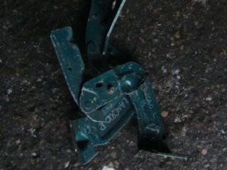 петля капота Renault Kangoo 2 поколение 2009