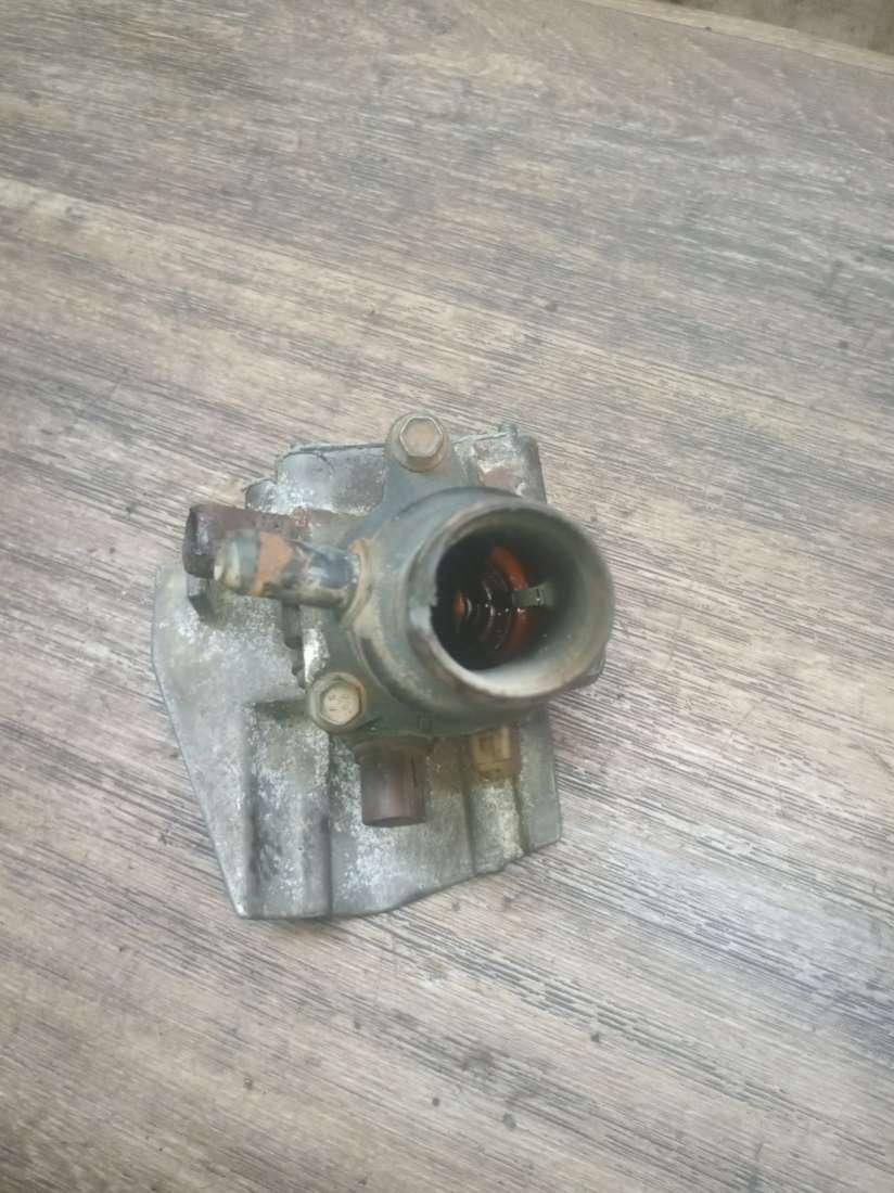 корпус термостата Renault Scenic 1 поколение 1999, 1.6 л., i, бензин, МКПП, минивэн - фото №1