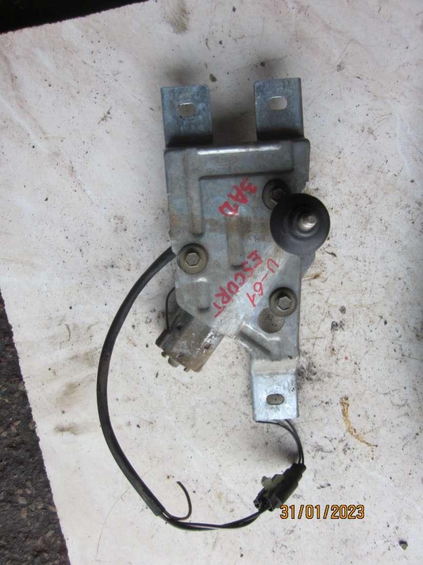 моторчик заднего стеклоочистителя (дворника) Ford Escort 5 поколение 1992, 1.4 л., бензин, МКПП, хетчбэк 5 дв. - фото №1