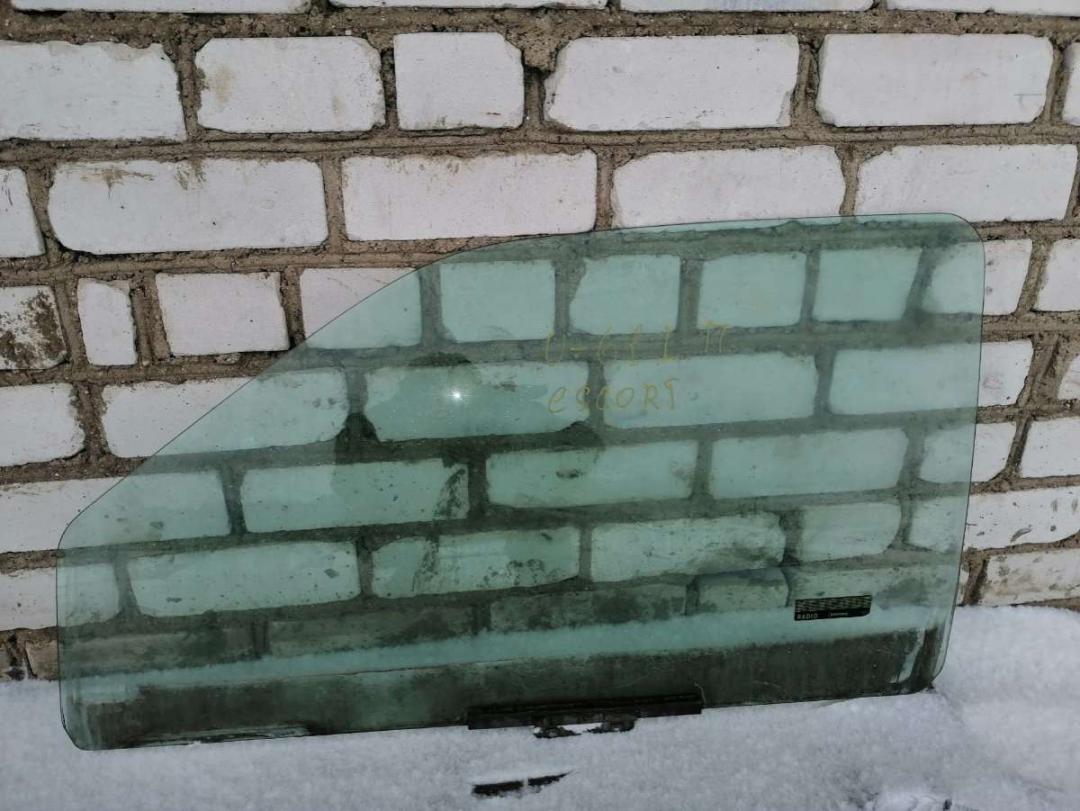 стекло двери передней левой Ford Escort 5 поколение 1992, 1.4 л., бензин, МКПП, хетчбэк 5 дв. - фото №1