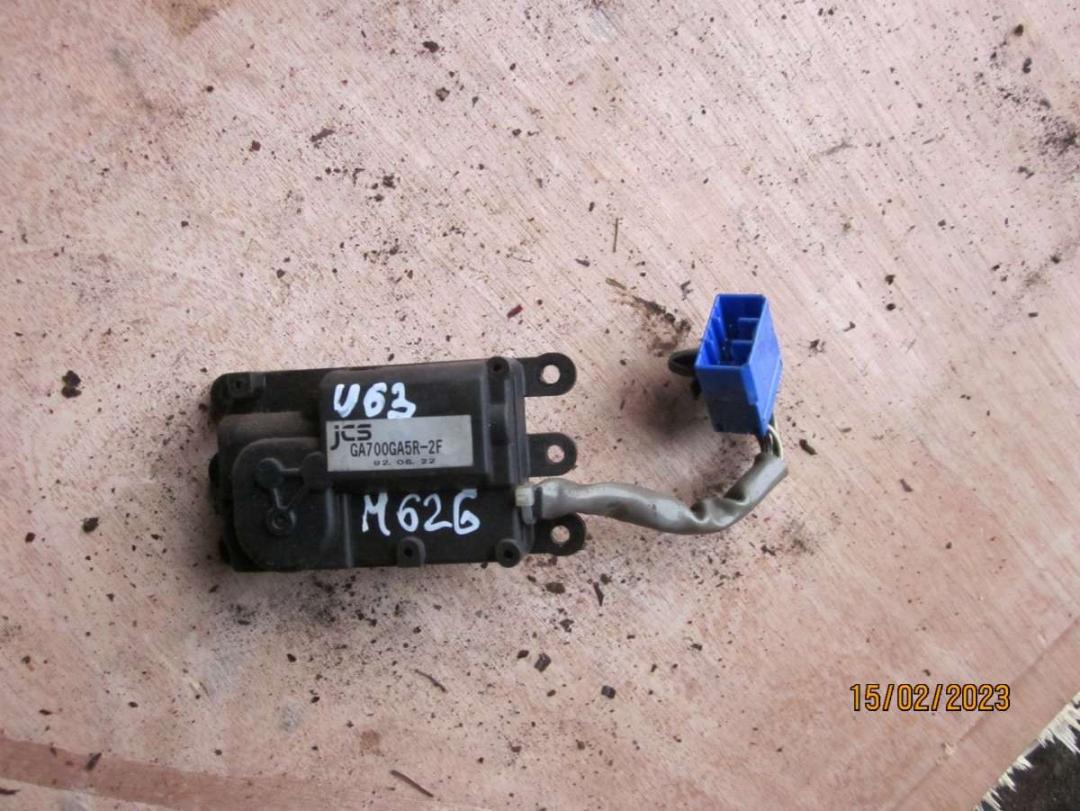 моторчик заслонки печки Mazda 626 GE 1995, 1.8 л., бензин, МКПП, седан, GA601GA5R-2E, GA700GA5R-2F - фото №1