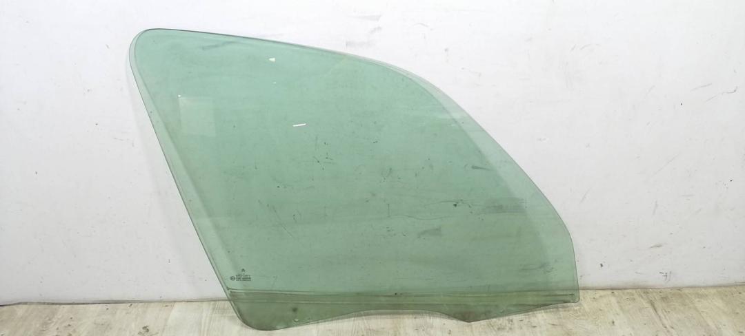 стекло двери передней правой Citroen Xsara Picasso 1 поколение 2003, 1.6 л., i, NFZ (TU5JP), бензин, МКПП, голубой, минивэн, передний привод - фото №1