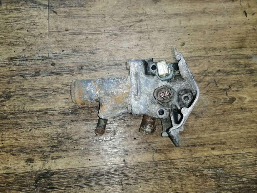 корпус термостата Renault Megane 1 поколение 1997, 1.4 л., бензин, МКПП, хетчбэк 5 дв. - фото №1