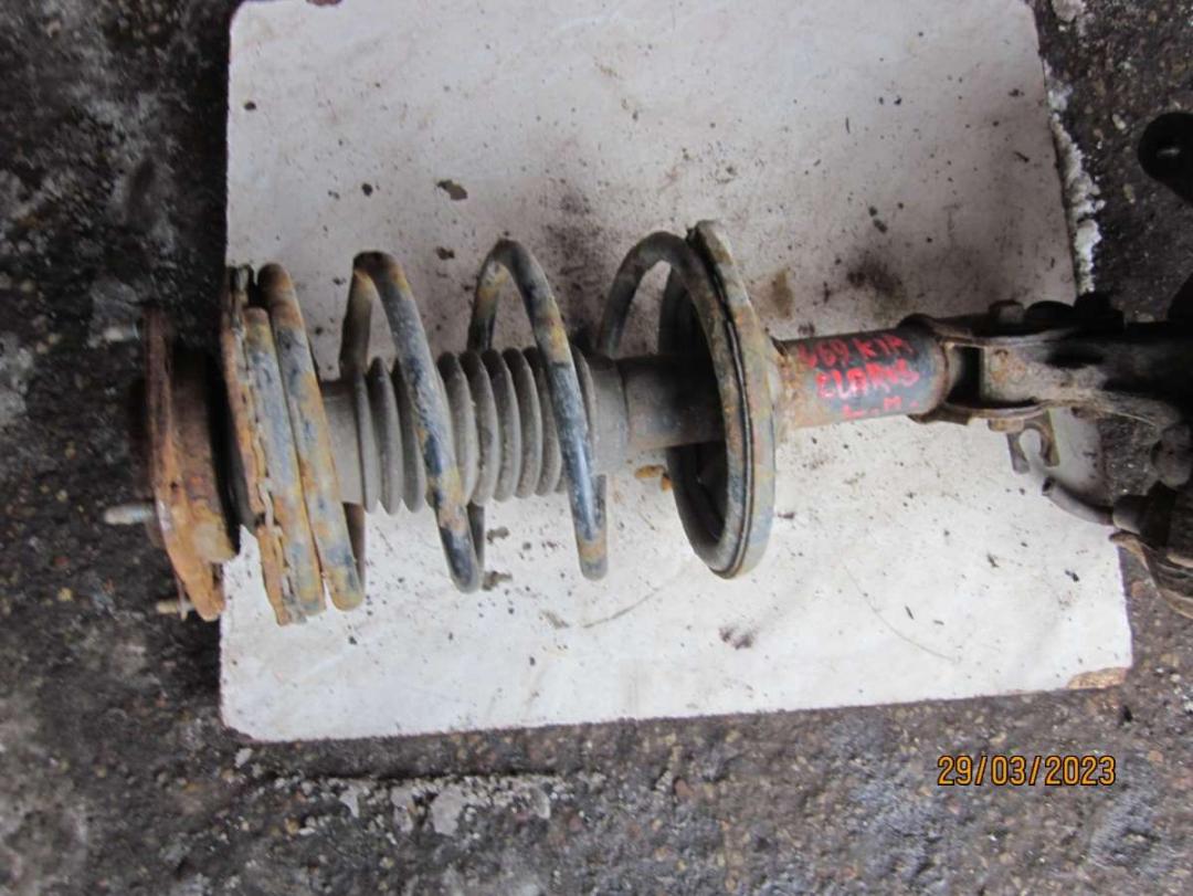 стойка передняя левая Kia Clarus 1 поколение 1997, 1.8 л., бензин, МКПП, седан - фото №1