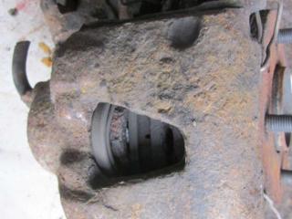 суппорт передний левый Kia Clarus 1 поколение 1997, 1.8 л., бензин, МКПП, седан