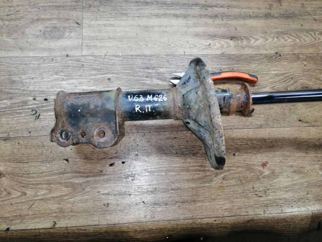 амортизатор передний правый Mazda 626 GE 1995, 1.8 л., бензин, МКПП, седан - фото №1