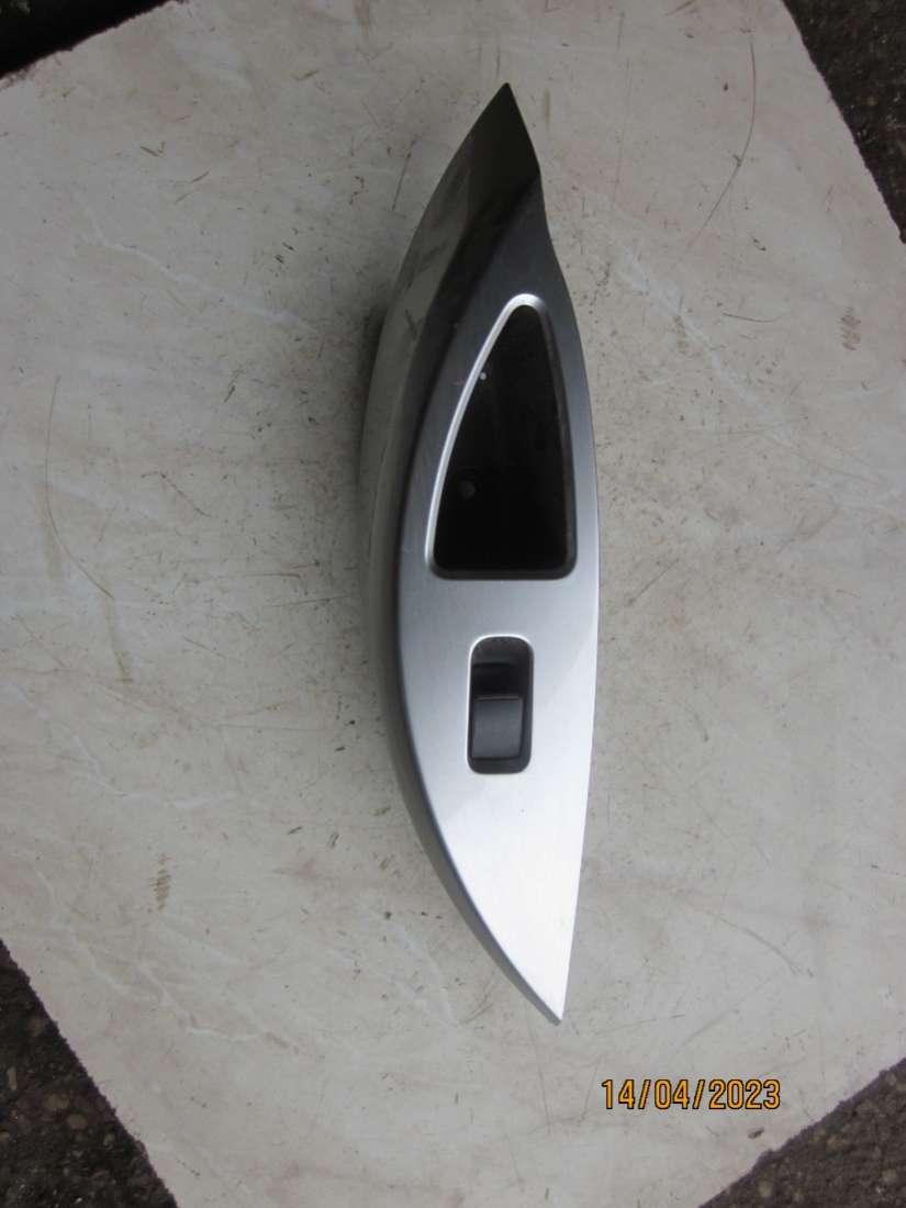 кнопка стеклоподъемника переднего правого Mitsubishi Grandis 1 поколение 2006, 2.4 л., бензин, МКПП, минивэн - фото №1