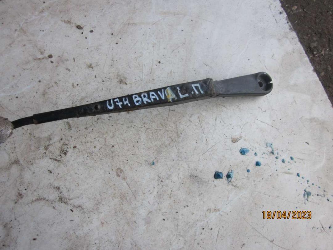 щеткодержатель (поводок стеклоочистителя, дворник) Fiat Brava 1 поколение 1997, 1.6 л., бензин, хетчбэк 5 дв. - фото №1