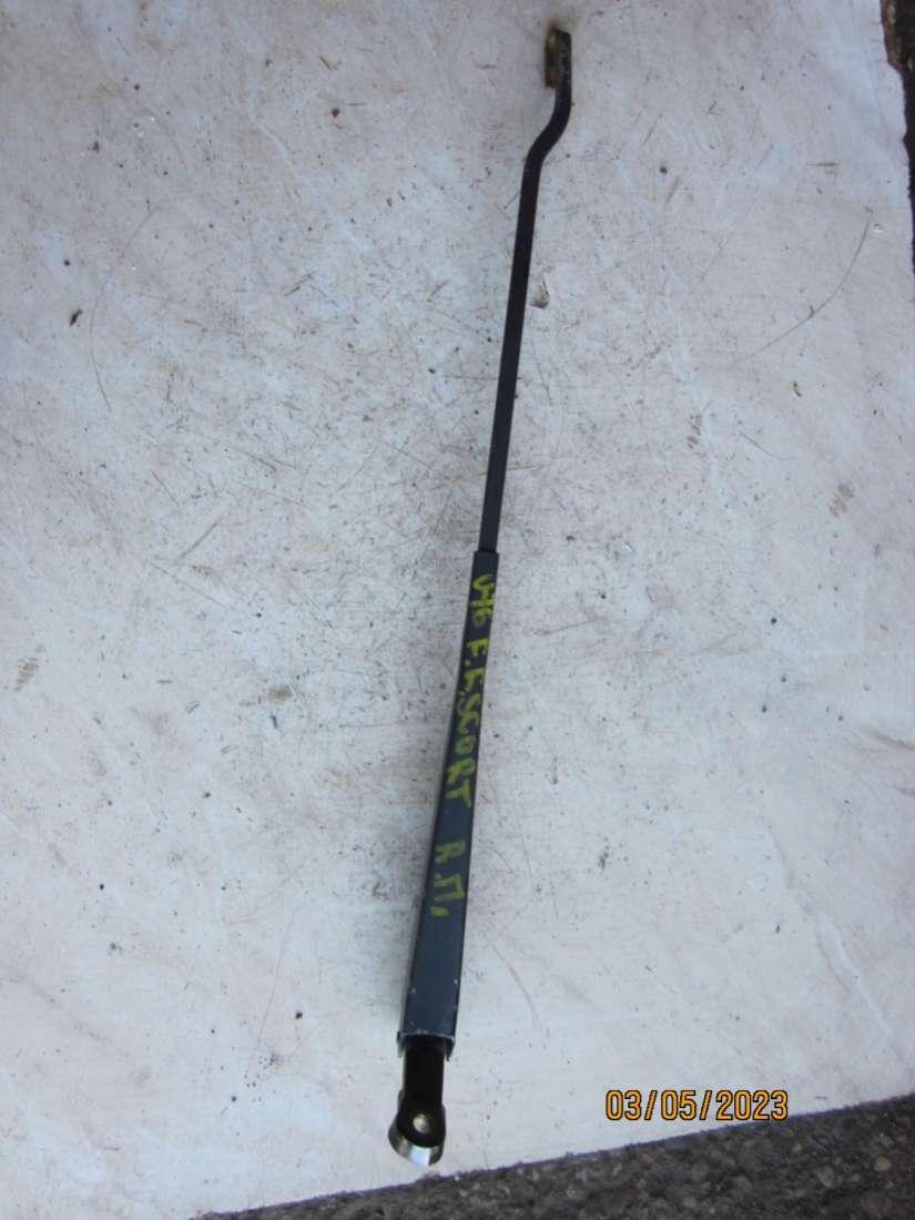 щеткодержатель (поводок стеклоочистителя, дворник) Ford Escort 6 1996, 1.8 л., дизель, универсал - фото №1